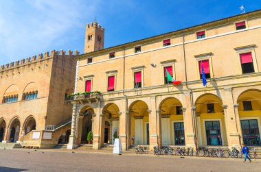 Rimini, İtalya, 19 Eylül 2018 Piazza Cavour 'da kemerli Garampi Sarayı