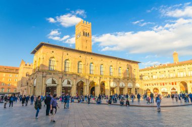 Bologna, İtalya, 17 Mart 2018 Palazzo Re Enzo ve Palazzo dei Banchi saray binası Piazza Maggiore Meydanı