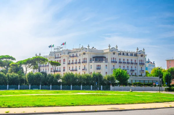 Rímini, Italia, 19 de septiembre de 2018: Grand Hotel y plaza con césped verde en el centro turístico de la ciudad — Foto de Stock