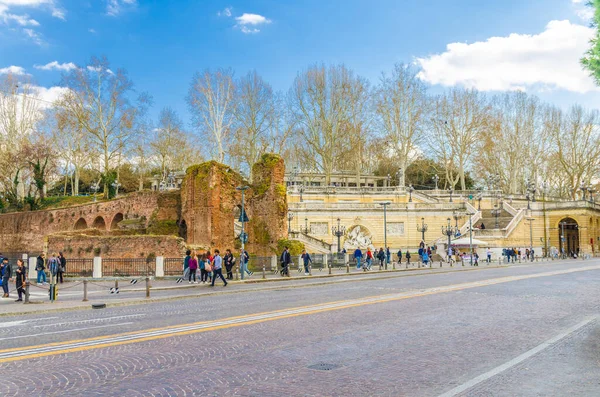 Болонья, Италия, 17 марта 2018 года: Скалината дель Пинчо на площади Пьяцца XX Сеттембре — стоковое фото