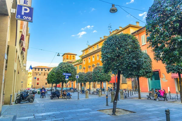 Μπολόνια, Ιταλία, 17 Μαρτίου 2018: Παλάτι Palazzo Caprara, Πύργος Torre Lapi και δέντρα στην πλατεία Piazza Galileo — Φωτογραφία Αρχείου