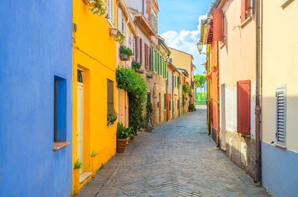 Rímini, Italia, 19 de septiembre de 2018: Típica calle de adoquines italiana con edificios coloridos —  Fotos de Stock