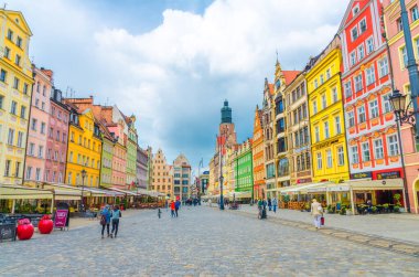 Wroclaw, Polonya, 7 Mayıs 2019: Eski şehir tarihi şehir merkezi, renkli yüzlü renkli binalar
