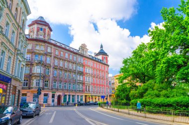 Wroclaw, Polonya, 7 Mayıs 2019: Plac Square yakınlarında çok katlı binaları olan şehir sokağı