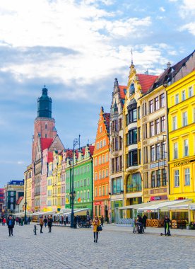 Wroclaw, Polonya, 7 Mayıs 2019: Eski şehir tarihi şehir merkezi, renkli yüzlü renkli binalar