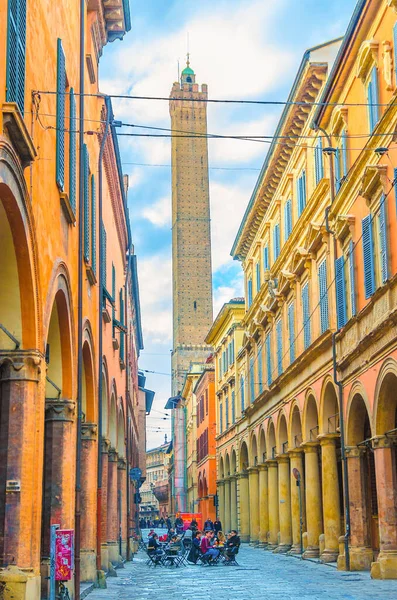 Болонья, Італія, 17 березня 2018: типова італійська вулиця, будівлі з колонами. — стокове фото
