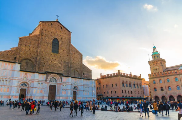 Болонья, Італія, 17 березня 2018: Basilica di San Petronio Church building facade and Palazzo dAccursio — стокове фото