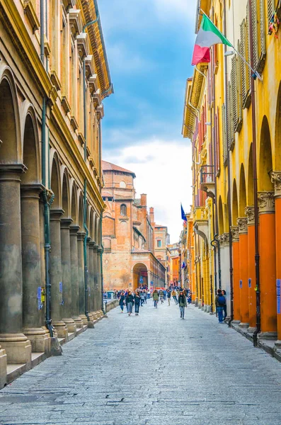 Bologna, Italien, 17. März 2018: typisch italienische Straße, Gebäude mit Säulen, Convento Padri Agostiniani — Stockfoto