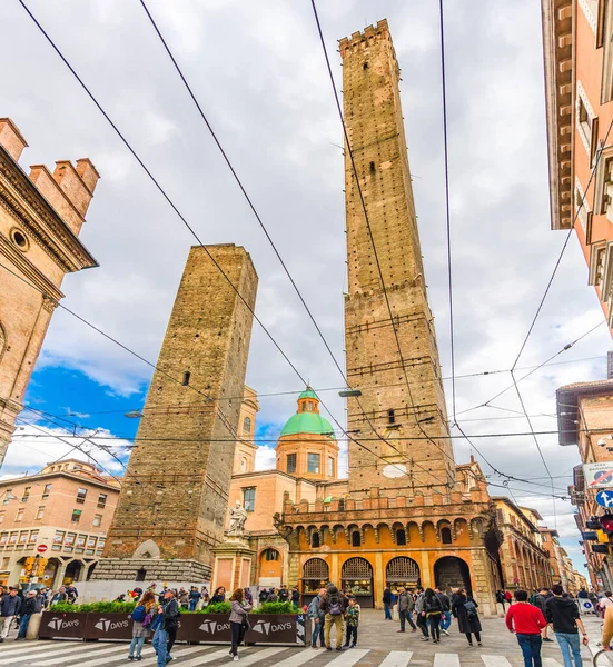 Bologna, Italien, 17. März 2019: Zwei mittelalterliche Türme Le Due Torri: Asinelli und Garisenda — Stockfoto