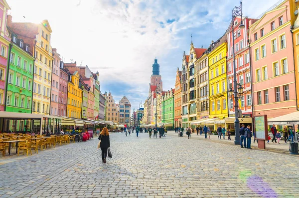 폴란드의 브로 클루, 2019 년 5 월 7 일: 오래 된 도시 역사의 중심지, 다채 로운 외관을 갖춘 다채 로운 건물 들 — 스톡 사진