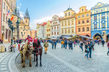 Prag, Çek Cumhuriyeti, 13 Mayıs 2019: Eski Şehir Meydanı 'nda turistler için At Arabası Koçu