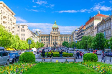 Prag, Çek Cumhuriyeti, 13 Mayıs 2019: İnsanlar Wenceslas Meydanı 'nda yürüyor