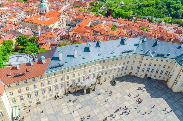 Praga, República Checa, 13 de mayo de 2019: Vista superior de la plaza del patio del Castillo de Praga — Foto de Stock
