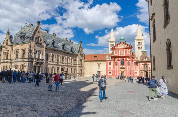 チェコ共和国プラハ2019年5月13日:プラハ城の聖ジョルジュ大聖堂塔のある中庭広場 — ストック写真