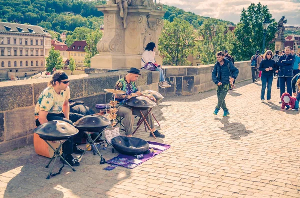 Praga, República Checa, 13 de mayo de 2019: músicos callejeros tocan sus instrumentos de percusión — Foto de Stock