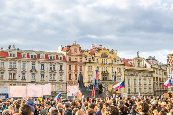 Praga, República Checa, 13 de mayo de 2019: personas checas con banderas en protesta por la manifestación — Foto de Stock