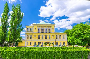 Prag, Çek Cumhuriyeti, 13 Mayıs 2019: Sarı Zofin Sarayı Neo-Rönesans binası, yeşil ağaçlar