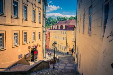 Prag, Çek Cumhuriyeti, 13 Mayıs 2019: Eski tarihi şehir merkezinde dar kaldırım taşı caddesi ve merdiven