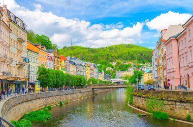 Karlovy Vary, Çek Cumhuriyeti, 10 Mayıs 2019: Tepla Nehri merkez seti ile Carlsbad tarihi kent merkezi