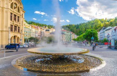 Karlovy Vary, Çek Cumhuriyeti, 10 Mayıs 2019: Carlsbad tarihi kent merkezinde sıcak kaynak gayzer Vridlo