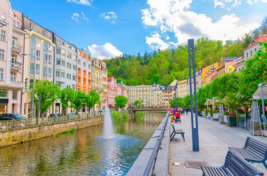Karlovy Vary, Çek Cumhuriyeti, 10 Mayıs 2019: Carlsbad tarihi kent merkezi, Tepla Nehri