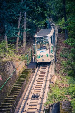 Karlovy Vary, Çek Cumhuriyeti, 10 Mayıs 2019: Tepenin yamacındaki Funicular rayları Diana Gözlem Kulesi
