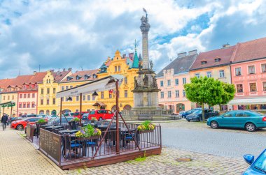 Madalyon, Çek Cumhuriyeti, 12 Mayıs 2019: Kutsal Üçleme Sütunu ve renkli geleneksel binalar