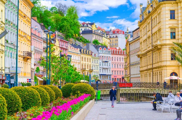 Karlovy Vary, Çek Cumhuriyeti, 9 Mayıs 2019: İnsanlar sokakta ve Tepla Nehri kıyısında yürüyorlar