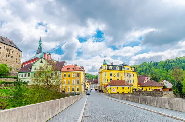 Loket, République tchèque, 12 mai 2019 : pont sur la rivière Eger, ville avec le château de Loket Hrad Loket — Photo