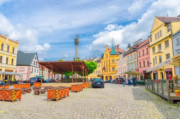 Loket, Czech Republic, May 12, 2019: The Column of the Holy Trinity and colorful traditional typical buildings — Stock Photo, Image