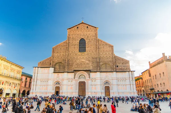 Bolonia, Italia, 17 de marzo de 2019: Basilica di San Petronio church building facade and many walking people — Foto de Stock