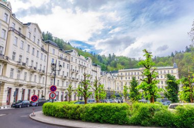 Karlovy Vary, Çek Cumhuriyeti, 11 Mayıs 2019: Carlsbad tarihi kent merkezindeki Grandhotel Pupp binası