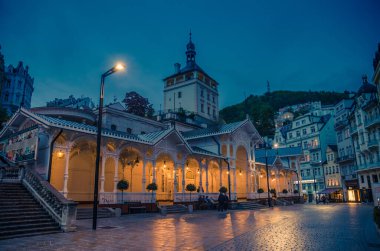 Karlovy Vary, Çek Cumhuriyeti, 11 Mayıs 2019: The Market Colonnade Trzni kolonada wood colonnade
