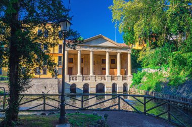 Vicenza, İtalya, 12 Eylül 2019: Sütunlu Valmarana Lodge Loggia Palladian tarzı bina
