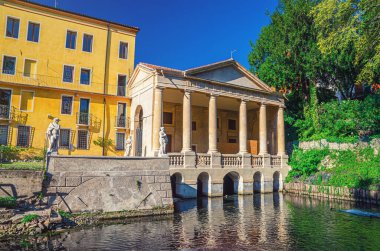 Vicenza, İtalya, 12 Eylül 2019: Sütunlu Valmarana Lodge Loggia Palladian tarzı bina