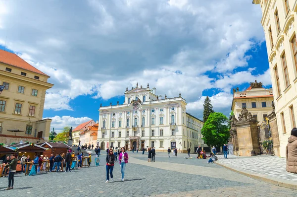 チェコ共和国プラハ2019年5月13日:フラダンケ・ナメスティ広場大司教宮殿 — ストック写真