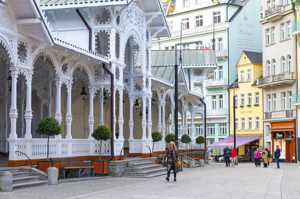 Karlsbad, Tschechische Republik, 10. Mai 2019: Die Marktsolonnade Trzni kolonada — Stockfoto