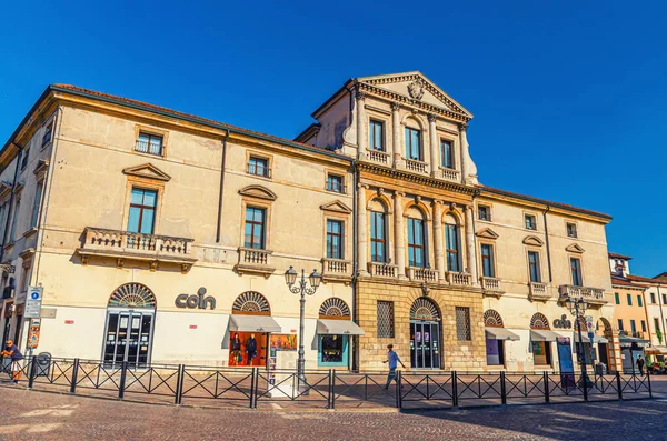 Vicenza, Itálie, 12. září 2019: budova na náměstí Piazza del Castello — Stock fotografie