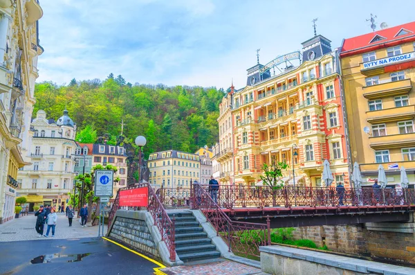 Karlovy Vary, Tsjechië, 11 mei 2019: Historisch centrum van Carlsbad met centrale oever van de Tepla rivier — Stockfoto
