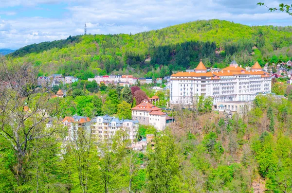 Karlovy Vary Carlsbad historiska centrum topp antenn utsikt med hotell byggnader — Stockfoto
