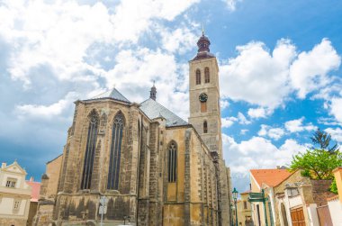 Kutna Hora 'da saat kulesi olan St. James Katolik Kilisesi.