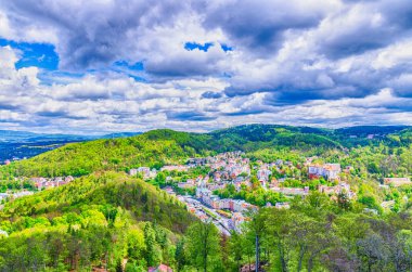 Karlovy Vary Carlsbad 'ın renkli güzel binaları olan en iyi panoramik manzarası.