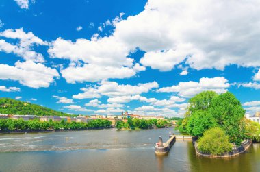 Prag şehrinin panoramik manzarası, Prag Kalesi ile tarihi merkez