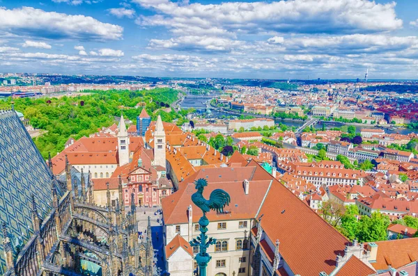 Верхній вигляд Праги з внутрішньою площею Празького замку і Старим Королівським палацом. — стокове фото