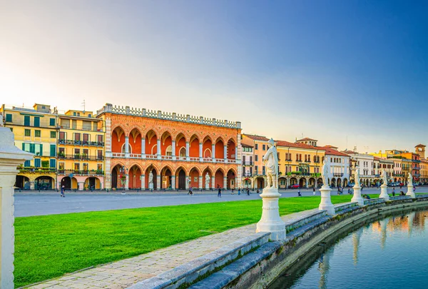 Paisaje urbano de Padua con Palazzo Loggia Palacio de Amulea — Foto de Stock