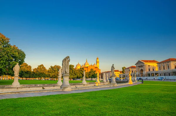 Prato della Valle tér Padova történelmi belvárosában — Stock Fotó