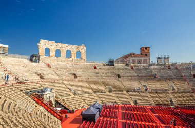 Verona Arena 'nın içi taş tezgahlarla dolu. Roma amfitiyatro Arenası