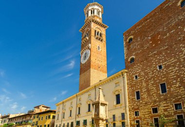 Torre dei Lamberti Piazza Delle Erbe 'deki Palazzo della Ragione sarayının saat kulesi.