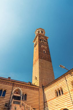 Torre dei Lamberti Piazza Delle Erbe 'deki Palazzo della Ragione sarayının saat kulesi.