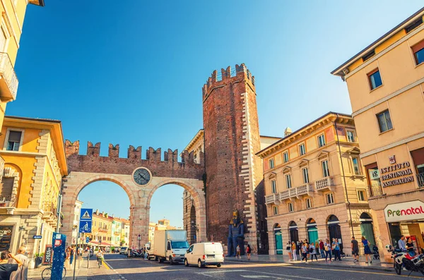 Ворота Portoni della Bra з мерлонами і годинником, старе римське місто — стокове фото